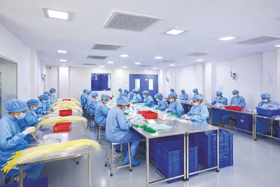 Controlled ISO Class 7 cleanroom assembly bay for medical disposables
